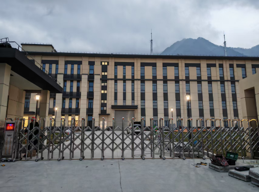 英龍智能湖不銹鋼電動伸縮門雄鷹22118 進駐南省岳陽市平江縣福壽山鎮(zhèn)抽水蓄能電站